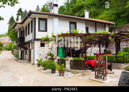 Melnik, Bulgarien - 11. Mai 2017: Street View mit traditionellen bulgarischen Häuser mit Terrasse, von der Wiedergeburt in Melnik Stadt, Bulgarien Stockfoto