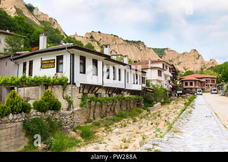 Melnik, Bulgarien - 11. Mai 2017: Street View mit traditionellen bulgarischen Häuser mit Terrasse, von der Wiedergeburt in Melnik Stadt, Bulgarien Stockfoto