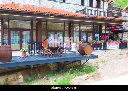 Melnik, Bulgarien - 11. Mai 2017: Street View mit traditionellen bulgarischen Häuser und Weinmuseum in Melnik Stadt, Bulgarien Stockfoto