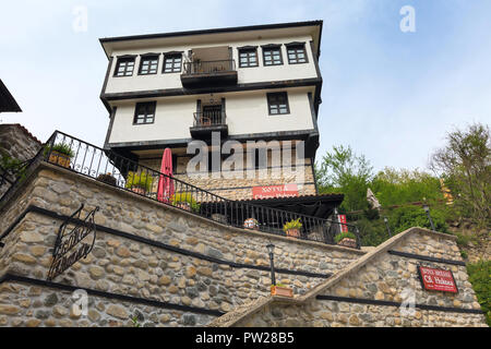 Melnik, Bulgarien - 11. Mai 2017: Street View mit traditionellen bulgarischen Haus mit Terrasse, von der Wiedergeburt in Melnik Stadt, Bulgarien Stockfoto