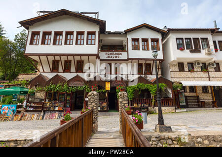 Melnik, Bulgarien - 11. Mai 2017: Street View mit traditionellen bulgarischen Häuser mit Terrasse, von der Wiedergeburt in Melnik Stadt, Bulgarien Stockfoto