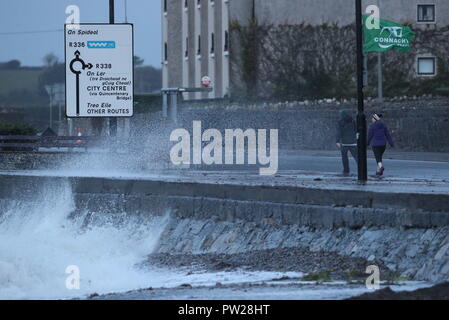 Menschen vermeiden die Wellen auf Salthill Promenade, Co Galway während Sturm Callum. Stockfoto