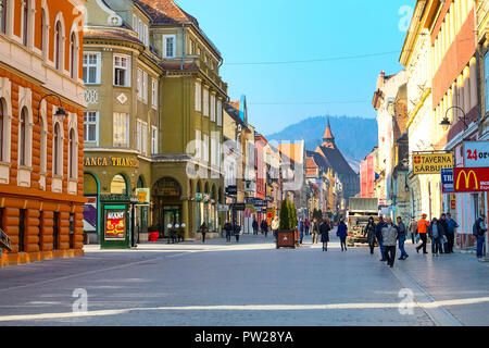 Brasov, Rumänien - März 24, 2015: Die Menschen in der Fußgängerzone Republicii und die Schwarze Kirche in Downtown Stockfoto