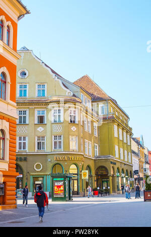 Brasov, Rumänien - März 24, 2015: Die Menschen in der Fußgängerzone in der Innenstadt von Brasov. Stockfoto