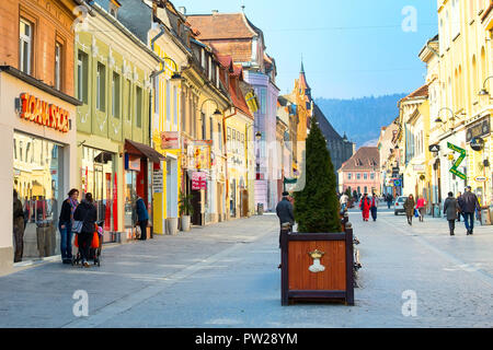 Brasov, Rumänien - März 24, 2015: Die Menschen in der Fußgängerzone Republicii und die Schwarze Kirche in Downtown Stockfoto