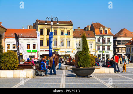 Brasov, Rumänien - 24. März 2015: Der Rat Platz Piata Sfatului in der Innenstadt von Brasov und Menschen Stockfoto