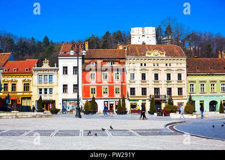 Brasov, Rumänien - 24. März 2015: Der Rat Platz Piata Sfatului in der Innenstadt von Brasov und Menschen Stockfoto