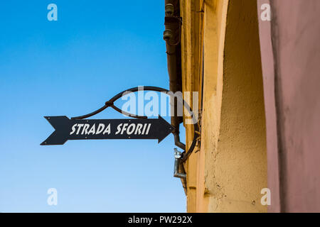 Brasov, Rumänien - 24. März 2015: Signost der Strada Sforii oder String Street, schmalste Straße in der Stadt Brasov Stockfoto