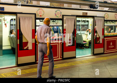 Die Fluggäste der tunel U-Bahn Nahverkehrszug, links Karakoy mit Galata, Istanbul, Türkei Stockfoto