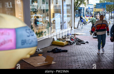 Brighton UK 11 Oktober 2018 - Obdachlosen auf den Straßen von Brighton neben einem Snailspace Skulptur Stockfoto