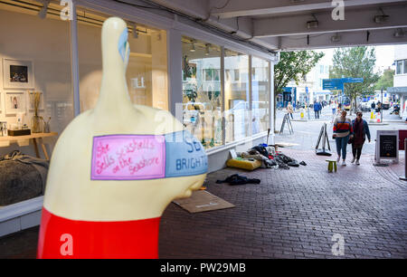 Brighton UK 11 Oktober 2018 - Obdachlosen auf den Straßen von Brighton neben einem Snailspace Skulptur Stockfoto