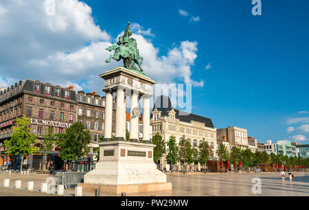 Clermont-Ferrand, Frankreich - 8. Juli 2018: Die Statue von General Louis Charles Antoine Desaix am Place de Jaude in Clermont-Ferrand Stockfoto