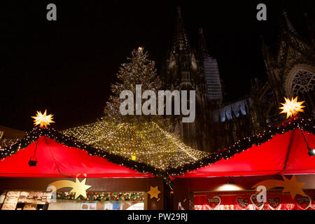 Kölner Dom Weihnachtsmarkt in der Nähe Weltkulturerbe Kölner Dom. Stockfoto