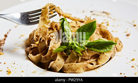 Tagliatelle mit Pilzen und mit basilikumblätter eingerichtet. Stockfoto