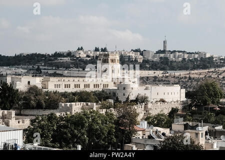 Jerusalem, Israel. 11. Oktober, 2018. Ein Blick nach Osten Jerusalems von der Dachterrasse nur innerhalb der Altstadt Herod's Gate stellt die Rockefeller Museum in der Mitte der Masse und dem Mount Scopus Hebräischen Universität Campus im Hintergrund. Stockfoto