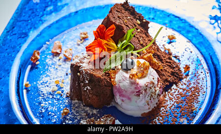 Die chocolate Brownies mit Vanilleeis Stockfoto
