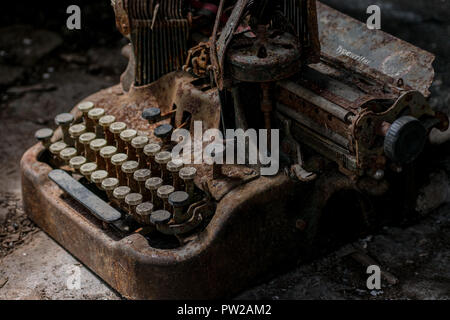 Vintage Schreibmaschine sehr rostig und dreckig Stockfoto
