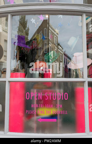 Ein Detail einer Shop und Studio Fenster verkaufen Hüte auf alle Heiligen Straße in Notting Hill, am 7. Oktober 2018 in London, England. Stockfoto