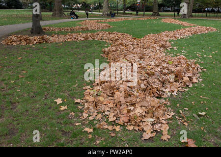 Einen ordentlichen Stapel Blätter im Herbst versammelte in den ordentlichen Dämme in Russell Square Park, am 8. Oktober 2018, in London, England. Stockfoto