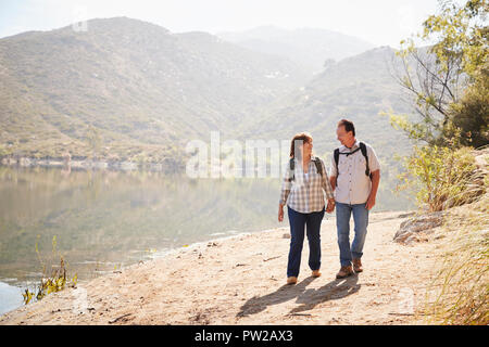 Senior Paar wandern von einem Bergsee Stockfoto