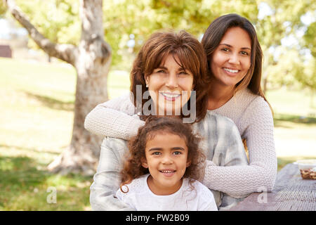 Drei Generationen von Frauen an einer Familie Picknick im Park Stockfoto