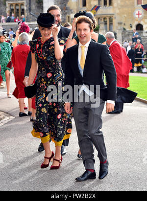 Sofia Wellesley und James Blunt kommen für die Hochzeit der Prinzessin Eugenie an Jack Brooksbank im St George's Chapel in Windsor Castle. Stockfoto