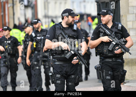 Bewaffnete Polizei in Windsor vor der Hochzeit von Prinzessin Eugenie an Jack Brooksbank im St George's Chapel in Windsor Castle. Stockfoto