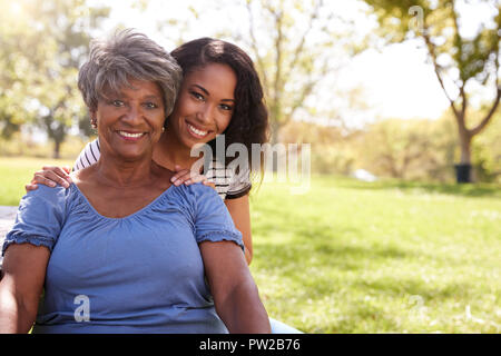 Portrait von älteren Mutter mit Tochter in Park Stockfoto
