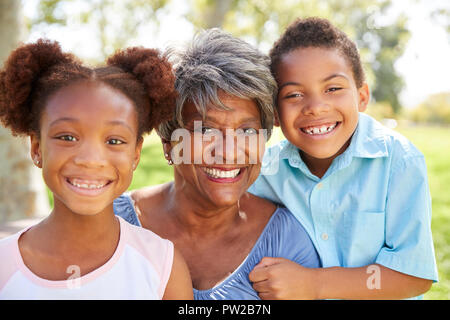Portrait von Großmutter mit Enkel Relaxen im Park Stockfoto