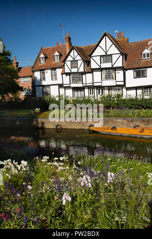 UK, Kent, Canterbury, alte Fachwerkhäuser in Westgate Grove vom Westgate Gärten, die stocherkähne am Fluss Great Stour Stockfoto