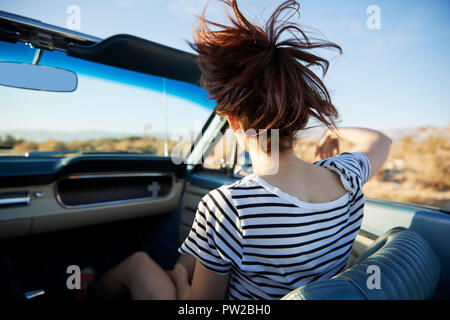 Ansicht der Rückseite des weiblichen Passagier auf Straße Reise im klassischen Cabrio Stockfoto