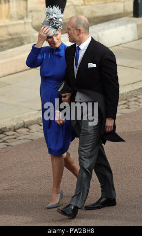 Mike und Zara Tindall kommt für die Hochzeit von Prinzessin Eugenie an Jack Brooksbank im St George's Chapel in Windsor Castle. Stockfoto