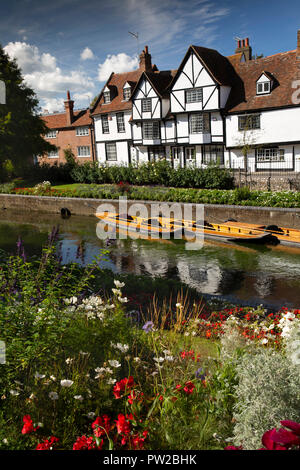 UK, Kent, Canterbury, alte Fachwerkhäuser in Westgate Grove vom Westgate Gärten, die stocherkähne am Fluss Great Stour Stockfoto