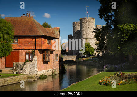 UK, Kent, Canterbury, Westgate Grove, Waterside Gebäude vom Westgate Gärten am Fluss Great Stour Stockfoto