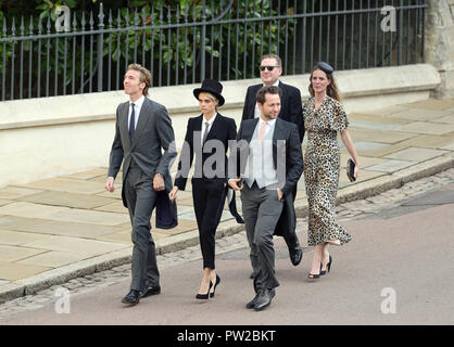 Cara Delevingne (Mitte) kommt für die Hochzeit von Prinzessin Eugenie an Jack Brooksbank im St George's Chapel in Windsor Castle. Stockfoto