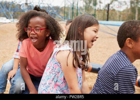 Grundschule Kinder spielen auf dem Spielplatz, in der Nähe Stockfoto
