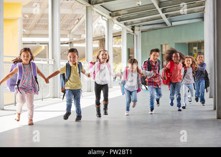 Grundschule Kinder laufen Hand in Hand im Flur, in der Nähe Stockfoto