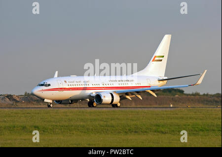 Vereinigte Arabische Emirate - Dudai Air Wing Boeing 737-7 E0 (BBJ) Rollen nach der Landung am Flughafen London Stansted. Stockfoto