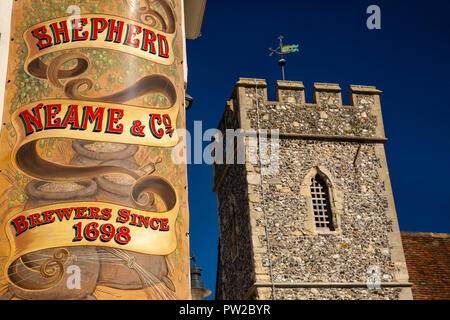 UK, Kent, Canterbury, High Street, die cricketers Pub, Shepherd Neame & Co Brauerei unterzeichnen und Turm von St. Petri Kirche Stockfoto