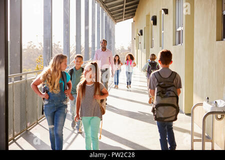 Männliche Lehrer und Schüler auf dem Schulgelände Stockfoto