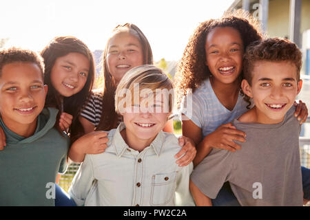 Grundschule Kinder lächeln in die Kamera während der Pause Stockfoto