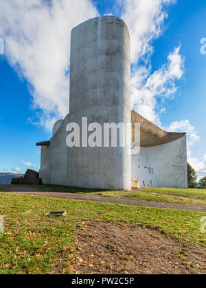 Kapelle von Notre Dame du Haut von Le Corbusier 1955 erbaut von Ronchamp, Bourgogne-Franche-Comté, Frankreich. Süd-west-Ansicht. Stockfoto