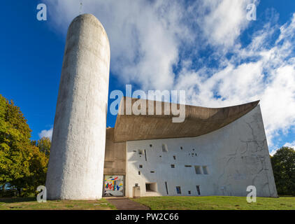 Kapelle von Notre Dame du Haut von Le Corbusier 1955 erbaut von Ronchamp, Bourgogne-Franche-Comté, Frankreich. Frontale Ansicht von Süden. Stockfoto