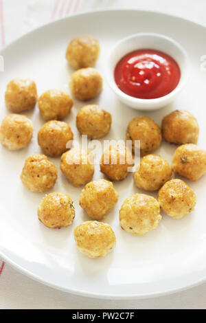 Hausgemachte wenig Huhn Hackfleischbällchen mit Tomatensauce auf einem Holztisch. Selektive konzentrieren. Stockfoto