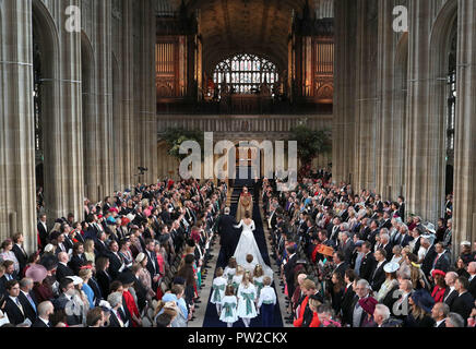 Der Herzog von York geht seine Tochter Prinzessin Eugenie den Gang hinunter für ihre Hochzeit an Jack Brooksbank im St George's Chapel in Windsor Castle. Stockfoto