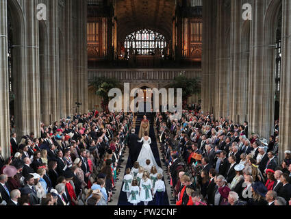 Der Herzog von York geht seine Tochter Prinzessin Eugenie den Gang hinunter für ihre Hochzeit an Jack Brooksbank im St George's Chapel in Windsor Castle. Stockfoto