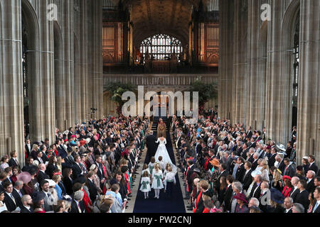 Der Herzog von York geht seine Tochter Prinzessin Eugenie den Gang hinunter für ihre Hochzeit an Jack Brooksbank im St George's Chapel in Windsor Castle. Stockfoto