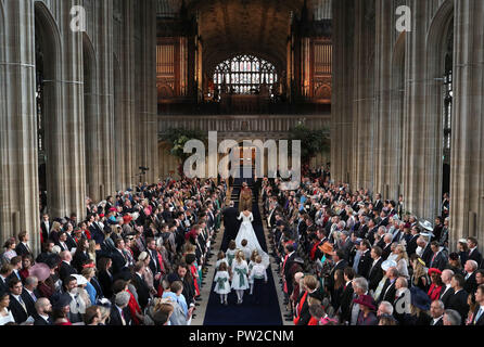 Der Herzog von York geht seine Tochter Prinzessin Eugenie den Gang hinunter für ihre Hochzeit an Jack Brooksbank im St George's Chapel in Windsor Castle. Stockfoto