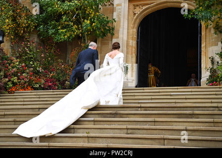 Prinzessin Eugenie kommt mit ihrem Vater, der Herzog von York, für ihre Hochzeit an Jack Brooksbank im St George's Chapel in Windsor Castle. Stockfoto