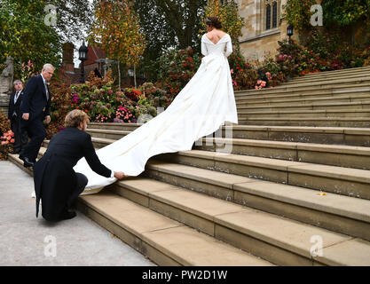 Der Herzog von York kommt mit Prinzessin Eugenie für ihre Hochzeit an Jack Brooksbank im St George's Chapel in Windsor Castle. Stockfoto